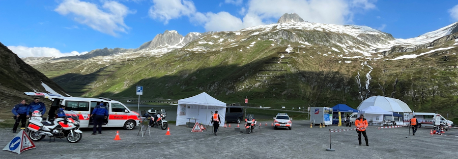 Einsatzkräfte der Polizei richten den Präventionsstand auf dem Oberalppass ein